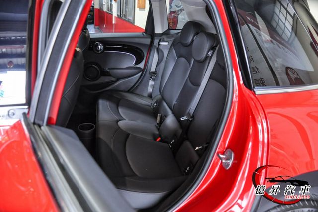 低里程，跑車座椅、CarPlay、數位儀表、英國國旗尾燈、中置鍍鉻雙排氣尾管  第10張相片