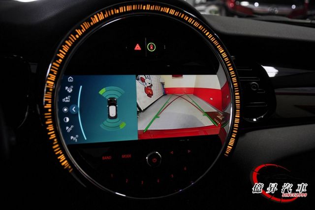 低里程，跑車座椅、CarPlay、數位儀表、英國國旗尾燈、中置鍍鉻雙排氣尾管  第13張相片