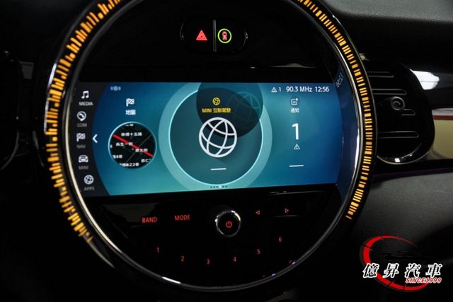 低里程，跑車座椅、CarPlay、數位儀表、英國國旗尾燈、中置鍍鉻雙排氣尾管  第15張相片