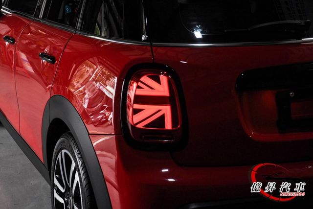 低里程，跑車座椅、CarPlay、數位儀表、英國國旗尾燈、中置鍍鉻雙排氣尾管  第18張相片