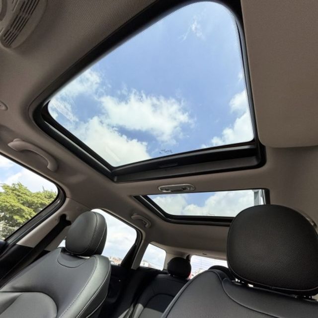 Countryman S版，抬頭顯示器、全景天窗、電動座椅，質感與性能兼具  第7張相片