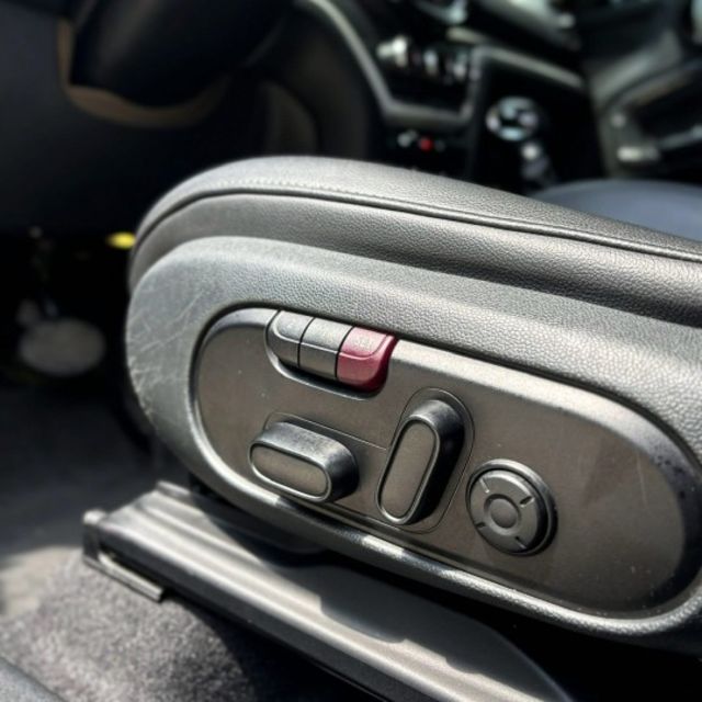 Countryman S版，抬頭顯示器、全景天窗、電動座椅，質感與性能兼具  第13張相片