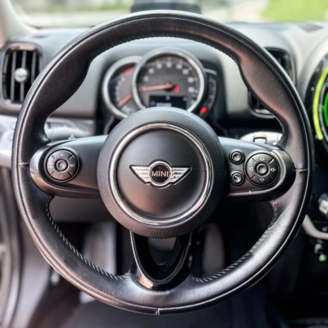 Countryman S版，抬頭顯示器、全景天窗、電動座椅，質感與性能兼具  第14張相片