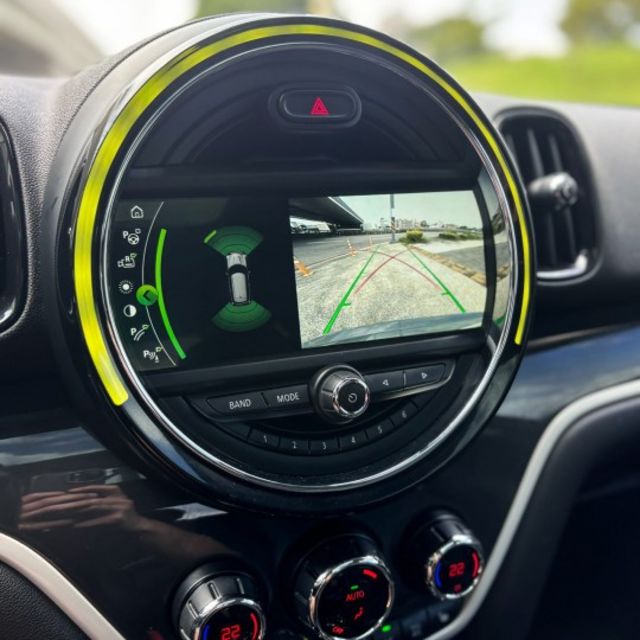 Countryman S版，抬頭顯示器、全景天窗、電動座椅，質感與性能兼具  第17張相片