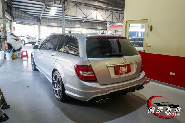 AMG套件、CarPlay，油底殼、引擎腳均換新，為旅行而生，節能大空間旅行車  第7張相片