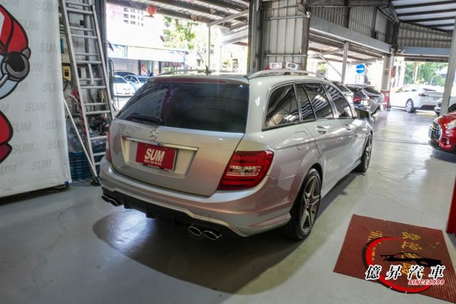 AMG套件、CarPlay，油底殼、引擎腳均換新，為旅行而生，節能大空間旅行車  第8張相片