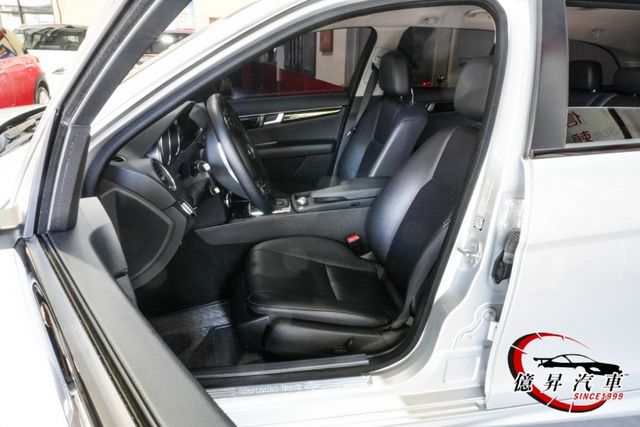 AMG套件、CarPlay，油底殼、引擎腳均換新，為旅行而生，節能大空間旅行車  第12張相片