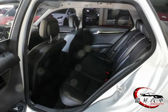 AMG套件、CarPlay，油底殼、引擎腳均換新，為旅行而生，節能大空間旅行車  第13張相片