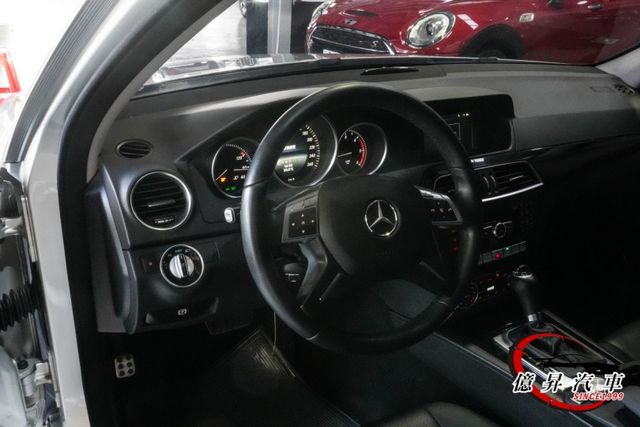 AMG套件、CarPlay，油底殼、引擎腳均換新，為旅行而生，節能大空間旅行車  第14張相片