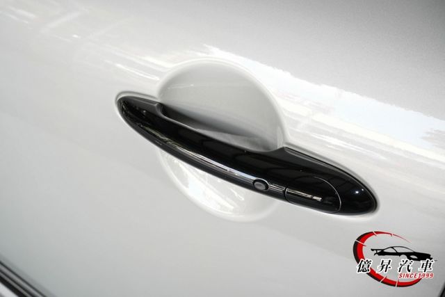 數位儀錶板、電動座椅、Keyless、CarPlay、倒車顯影、英國旗尾燈  第7張相片