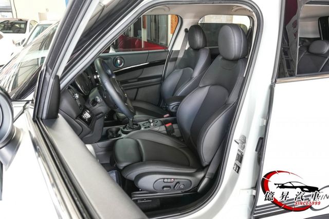 數位儀錶板、電動座椅、Keyless、CarPlay、倒車顯影、英國旗尾燈  第9張相片