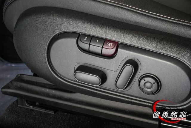 數位儀錶板、電動座椅、Keyless、CarPlay、倒車顯影、英國旗尾燈  第12張相片