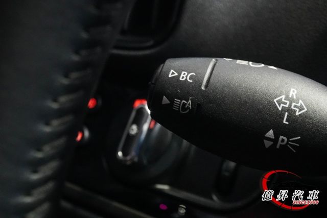 數位儀錶板、電動座椅、Keyless、CarPlay、倒車顯影、英國旗尾燈  第13張相片