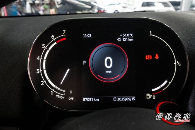 數位儀錶板、電動座椅、Keyless、CarPlay、倒車顯影、英國旗尾燈  第19張相片