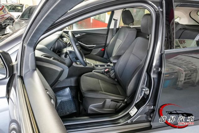 定速系統、自動感應頭燈，小改款馬丁頭，實跑7.9萬公里，社會新鮮人優質代步房車  第9張相片