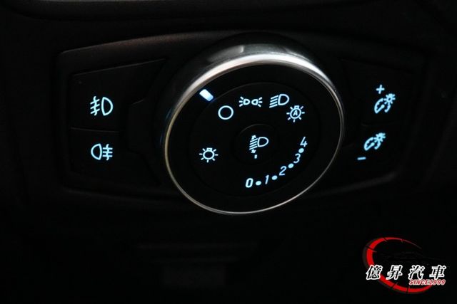 定速系統、自動感應頭燈，小改款馬丁頭，實跑7.9萬公里，社會新鮮人優質代步房車  第13張相片