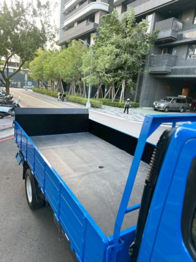 低里程，人人都會開的自排，加裝電動尾門  第10張相片