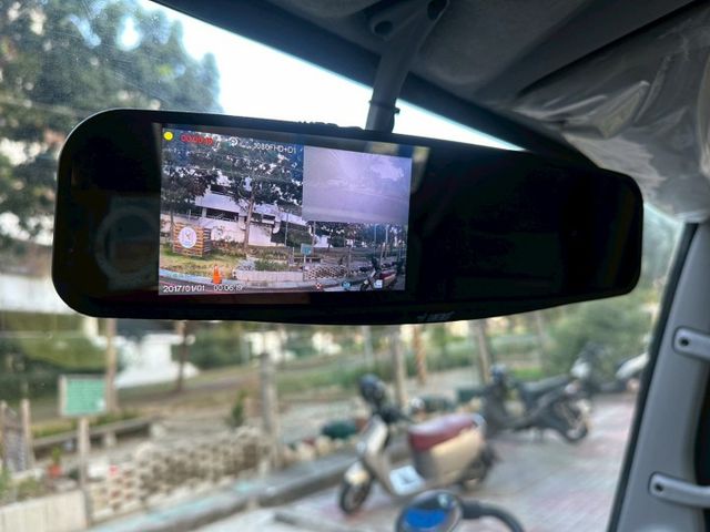 低里程，人人都會開的自排，加裝電動尾門  第17張相片