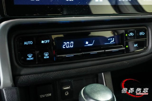 小改款，Keyless、定速、循跡防滑，倒車顯影、衛星導航，多功能影音  第12張相片