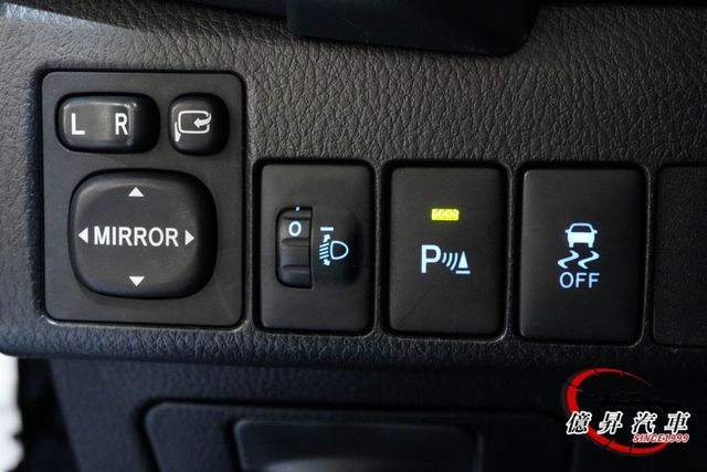 小改款，Keyless、定速、循跡防滑，倒車顯影、衛星導航，多功能影音  第13張相片