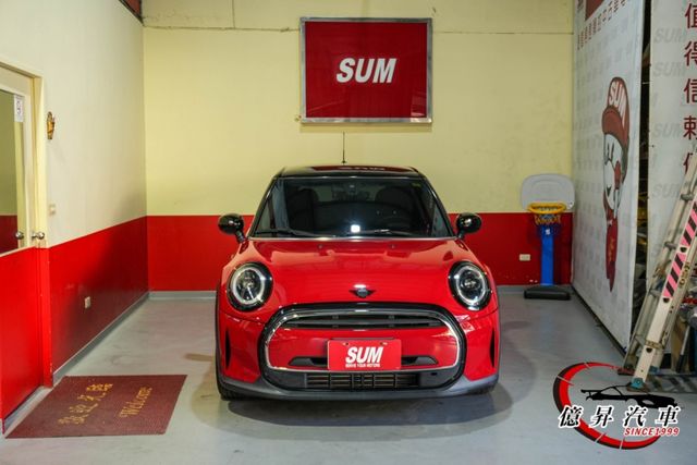 僅跑4.1萬公里，數位儀表、8.8吋觸控螢幕、車道偏離警示、國旗尾燈，英倫品味小車，市區好穿梭  第3張相片