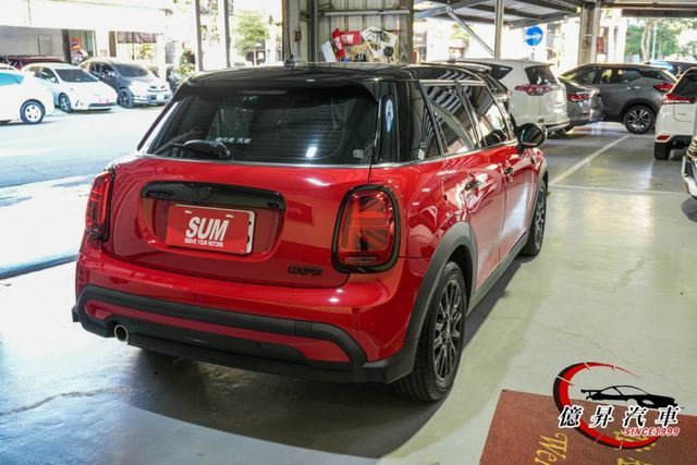 僅跑4.1萬公里，數位儀表、8.8吋觸控螢幕、車道偏離警示、國旗尾燈，英倫品味小車，市區好穿梭  第6張相片