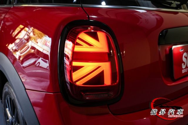 僅跑4.1萬公里，數位儀表、8.8吋觸控螢幕、車道偏離警示、國旗尾燈，英倫品味小車，市區好穿梭  第7張相片