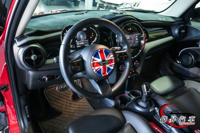 僅跑4.1萬公里，數位儀表、8.8吋觸控螢幕、車道偏離警示、國旗尾燈，英倫品味小車，市區好穿梭  第11張相片