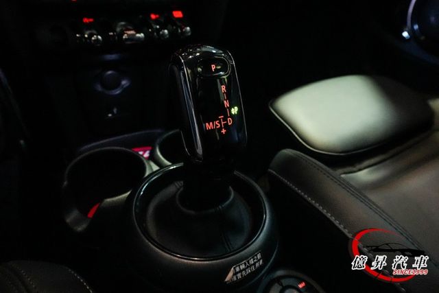 僅跑4.1萬公里，數位儀表、8.8吋觸控螢幕、車道偏離警示、國旗尾燈，英倫品味小車，市區好穿梭  第12張相片