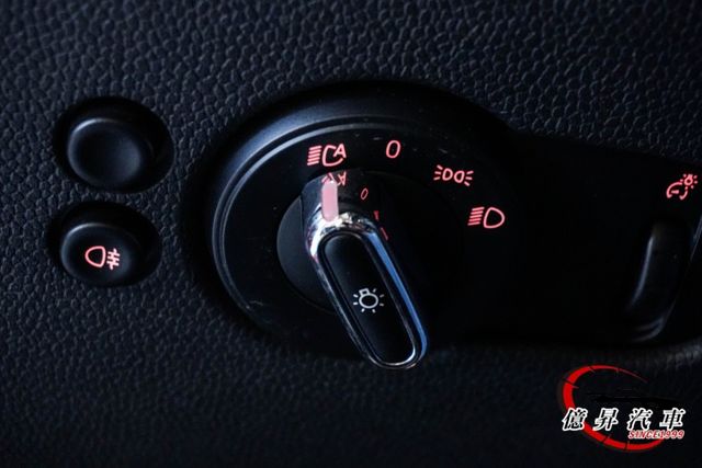 僅跑4.1萬公里，數位儀表、8.8吋觸控螢幕、車道偏離警示、國旗尾燈，英倫品味小車，市區好穿梭  第14張相片