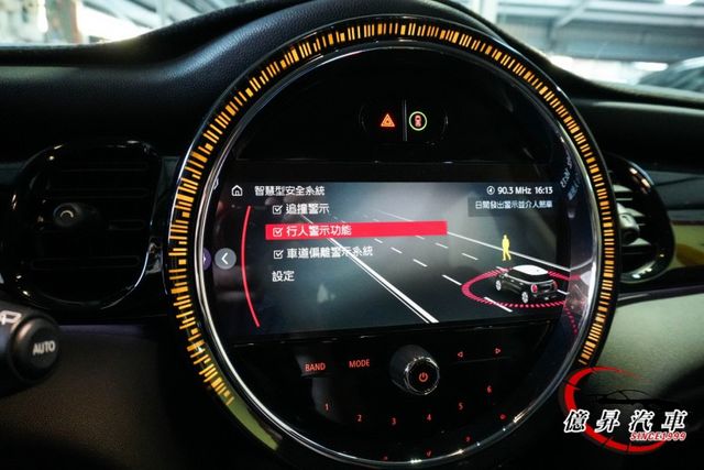 僅跑4.1萬公里，數位儀表、8.8吋觸控螢幕、車道偏離警示、國旗尾燈，英倫品味小車，市區好穿梭  第16張相片