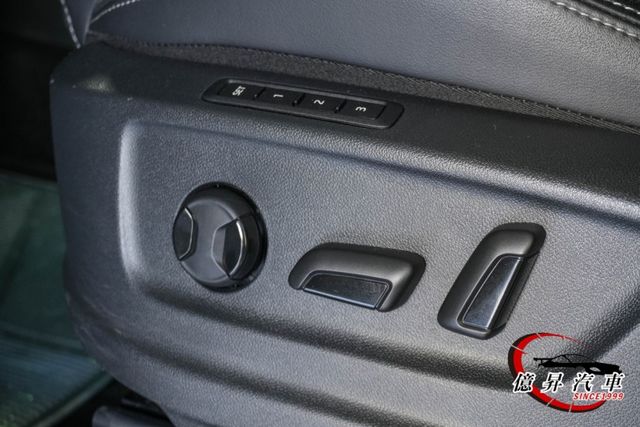 4X4，全景天窗、全數位儀表、360度環景、Matrix智慧型頭燈，新車保固中  第15張相片