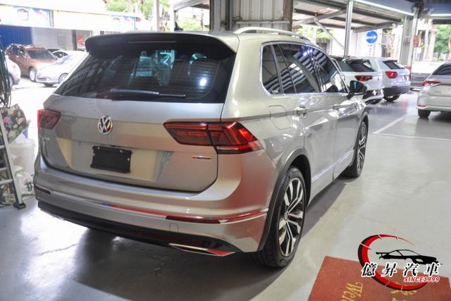 全景天窗、Dynaudio音響，R-Line外觀套件，220匹馬力，性能休旅  第4張相片