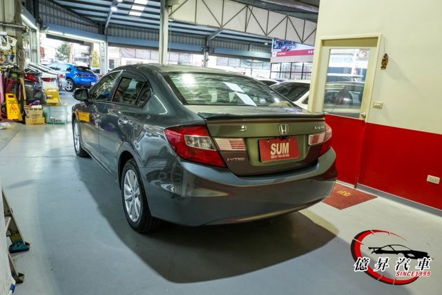 換檔撥片、HID頭燈、天窗，VTI-S版，省油、妥善率優良，經典不敗神車  第4張相片