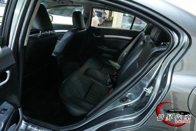 換檔撥片、HID頭燈、天窗，VTI-S版，省油、妥善率優良，經典不敗神車  第10張相片