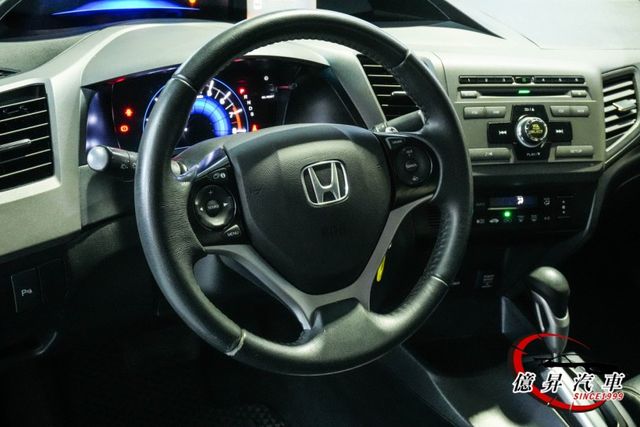 換檔撥片、HID頭燈、天窗，VTI-S版，省油、妥善率優良，經典不敗神車  第11張相片