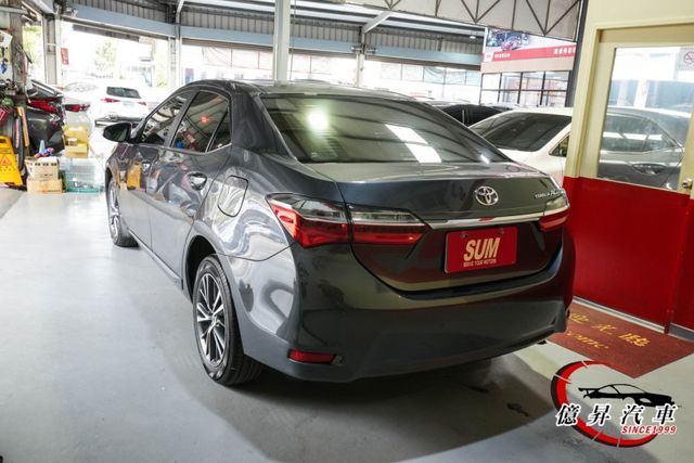 僅跑5.5萬公里，KEYLESS、恆溫空調、定速 電視、倒車顯影，原廠車機  第7張相片