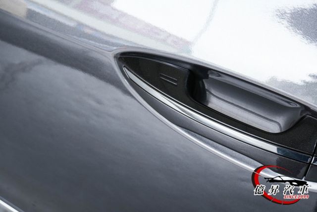 僅跑5.5萬公里，KEYLESS、恆溫空調、定速 電視、倒車顯影，原廠車機  第9張相片