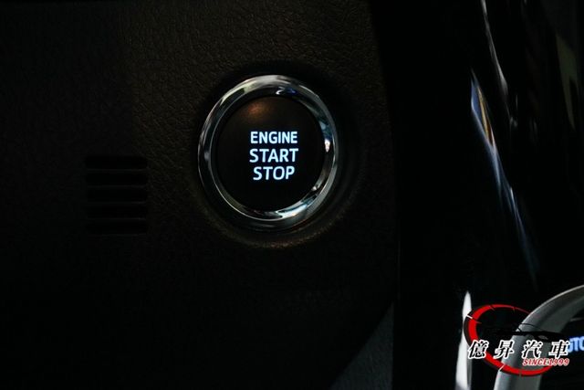 僅跑5.5萬公里，KEYLESS、恆溫空調、定速 電視、倒車顯影，原廠車機  第13張相片