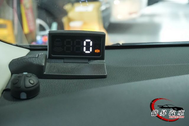 僅跑5.5萬公里，KEYLESS、恆溫空調、定速 電視、倒車顯影，原廠車機  第14張相片