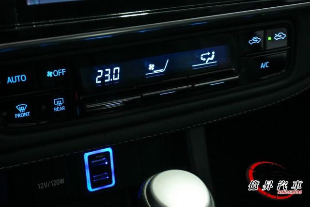 僅跑5.5萬公里，KEYLESS、恆溫空調、定速 電視、倒車顯影，原廠車機  第15張相片