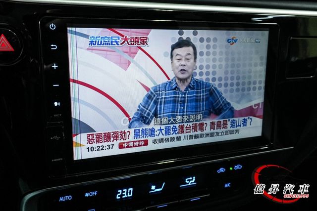 僅跑5.5萬公里，KEYLESS、恆溫空調、定速 電視、倒車顯影，原廠車機  第17張相片