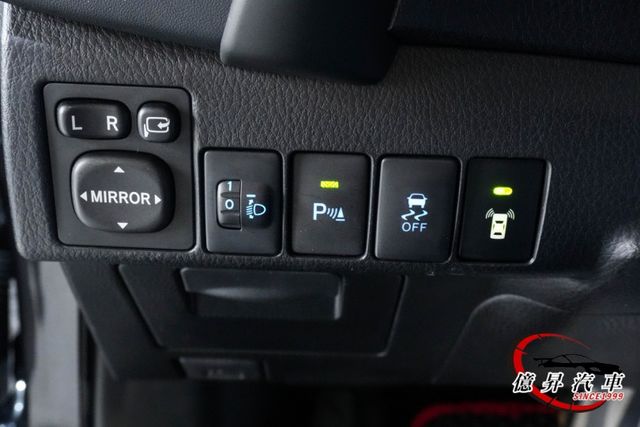 僅跑5.5萬公里，KEYLESS、恆溫空調、定速 電視、倒車顯影，原廠車機  第18張相片