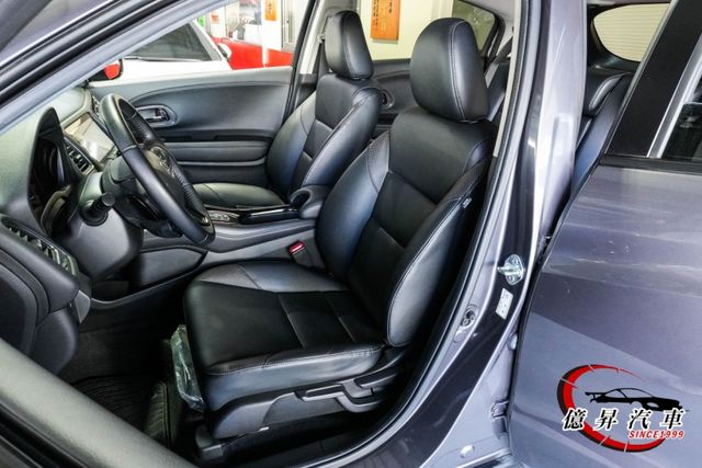 原廠保養，LED頭燈、LED日行燈、換檔撥片、自動感應頭燈，S版，跨界小休旅  第8張相片