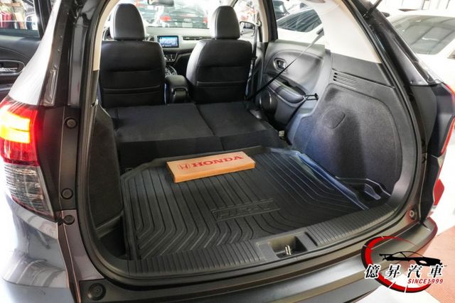 原廠保養，LED頭燈、LED日行燈、換檔撥片、自動感應頭燈，S版，跨界小休旅  第10張相片