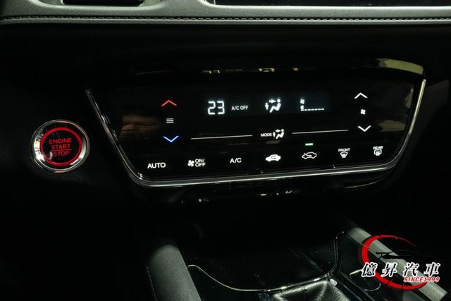 原廠保養，LED頭燈、LED日行燈、換檔撥片、自動感應頭燈，S版，跨界小休旅  第12張相片