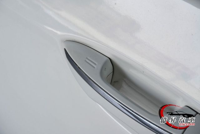 低里程，LED頭燈、換檔撥片、Keyless、專屬Z版空力套件，市場稀有Z版  第8張相片