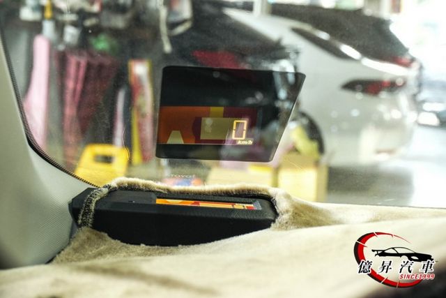 低里程，LED頭燈、換檔撥片、Keyless、專屬Z版空力套件，市場稀有Z版  第16張相片