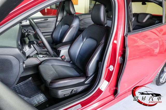 12.3吋數位儀表、抬頭顯示器、電動座椅、B&O音響，高CP值運動房車  第9張相片