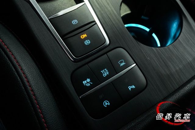 12.3吋數位儀表、抬頭顯示器、電動座椅、B&O音響，高CP值運動房車  第16張相片